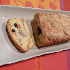 オリーブとサーモンのケークサレ