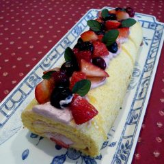 ベリーベリーのロールケーキ